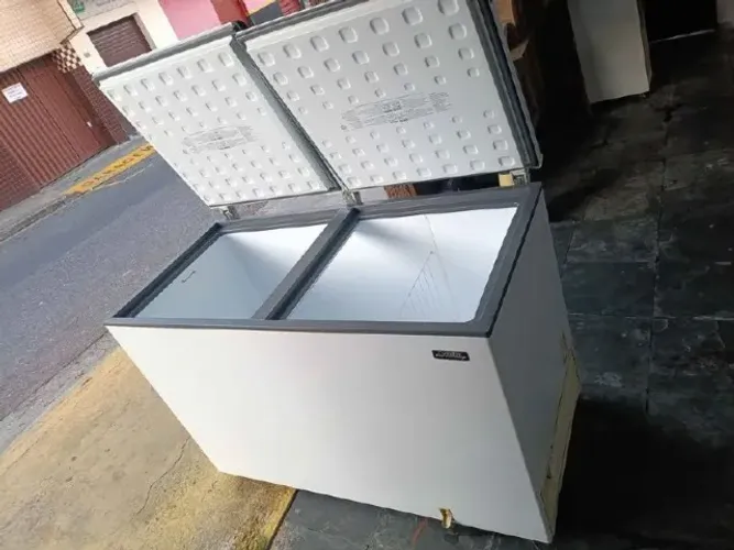 Vende-se freezer Esmaltec 439 litros, perfeito para comércio.