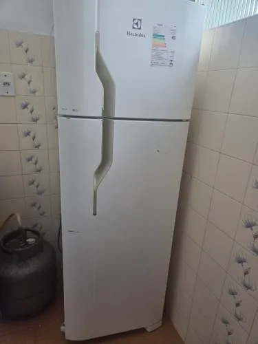 Vende-se uma geladeira