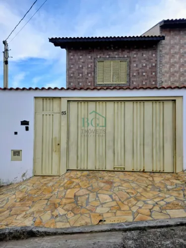 Excelente casa á venda no bairro Jardim dos Manacás em Poços de Caldas MG.