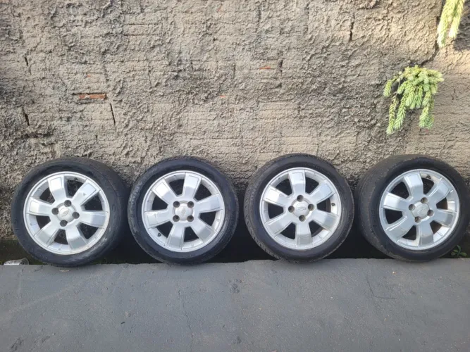 Jogo de Rodas de Liga Leve Aro 15 Chevrolet Original + Pneus 195/60 R15