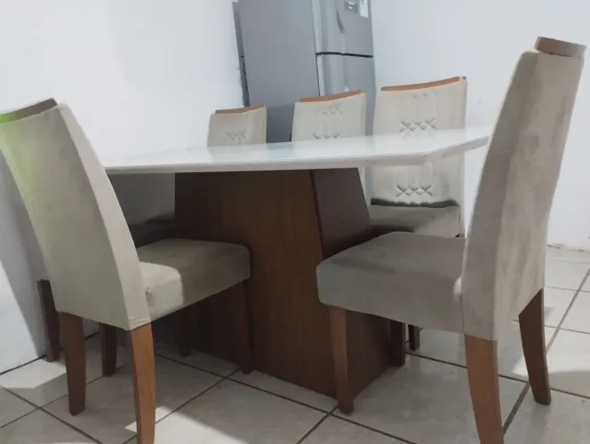 Mesa de vidro com 6 cadeiras