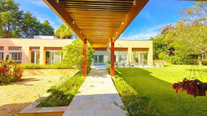 Casa térrea no condomínio Helvétia Country em Indaiatuba-SP: 4 quartos, 3 suítes, 3 salas