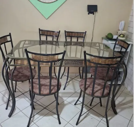 MESA DE FERRO COM 6 CADEIRAS E APARADOR DE FERRO.