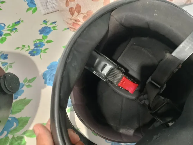 Capacete e bicicleta