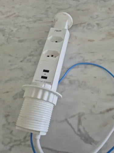 Torre com 2 tomadas e 2 entradas USB
