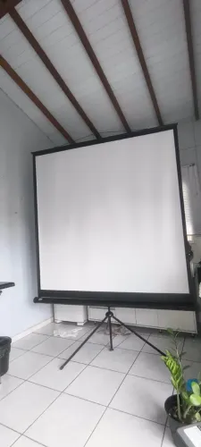 Tela de Projeção com Tripé - Branca e Portátil