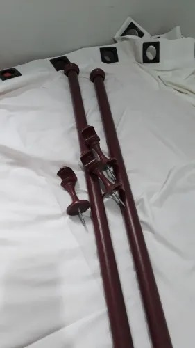 Cortina de tecido p  janela com varão de metal 