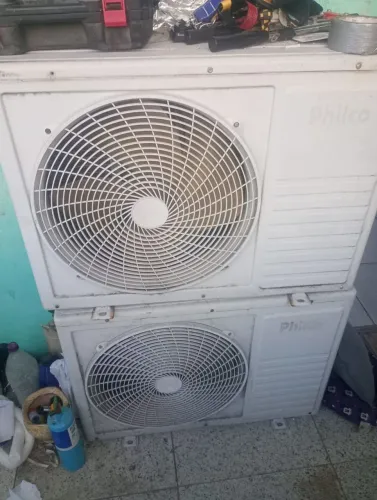 2 Ar condicionado 18000 btus, máquina com vazamento.