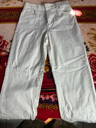 Calça nova na cor creme número 44 forma pequena