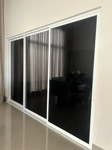 Porta de Alumínio de Correr Linha Gold 3 Folhas Branca c/ Insulfilm 3M - 2,53m x 3,785m