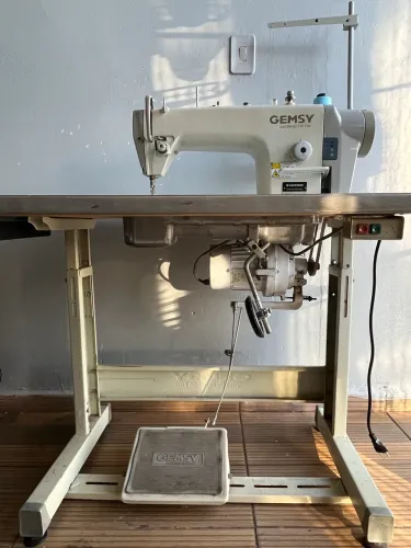 MÁQUINA DE COSTURA INDUSTRIAL RETA GEMSY