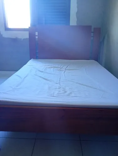 Cama de Casal em Madeira (sem colchão)