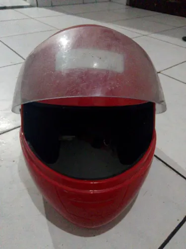 Capacete infantil para criança de até 6,5 anos vermelho usado
