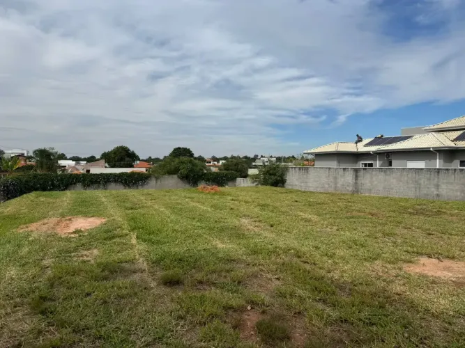 Imóvel para venda tem 1000 metros quadrados em Residencial Parque Laguna I - Botucatu - SP