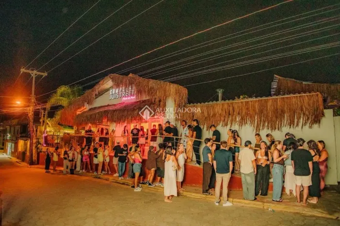 Estrutura Comercial à Venda na Praia do Rosa - Pronta para Operação