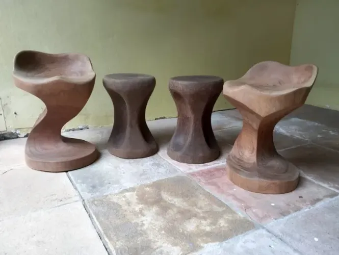 Conjunto de 4 bancos artesanais esculpidos em madeira maciça