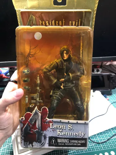 Leon Resident Evil 4 (NECA)