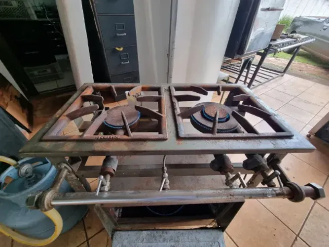Fogão 02 bocas com forno baixa pressão Venâncio usado funcionando 100%