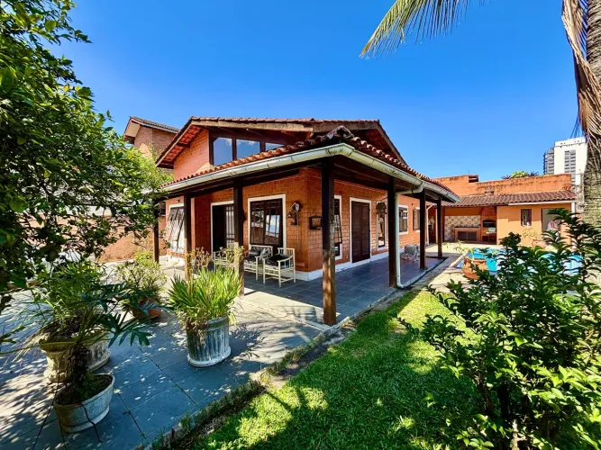 Casa à venda na praia da enseada no Guarujá, SP | QVista Inteligência Imobiliária Guarujá