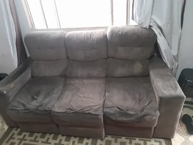 Vendo 2 sofás retráteis cinza, confortáveis e espaçosos.