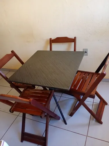 Mesa de mármore com 4 cadeiras novas