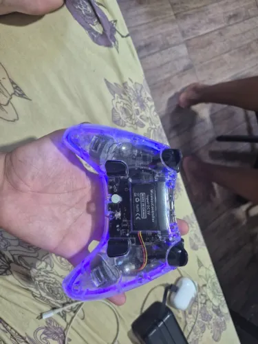 Vendo controle bluetooth com led para telefone e pc, paguei 180 e vendo por 110.