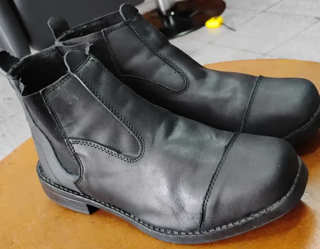 Bota de couro legítimo feita por um sapatêiro toda costurada  só esprementei sem uso