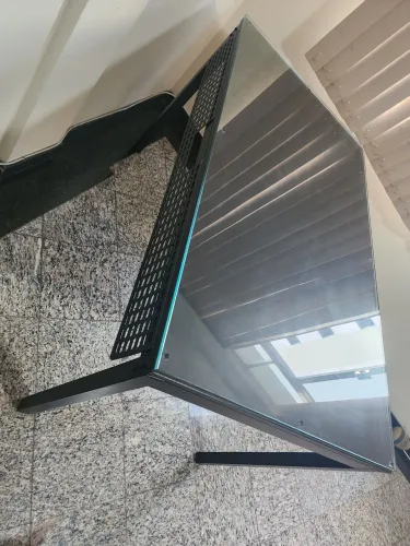 Mesa aço e vidro temperado 10 mm 1,20 m x 90 com suporte para fios.