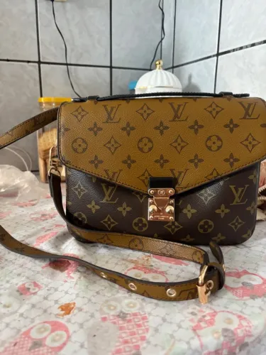 Bolsa de luxo Louis Vuitton.