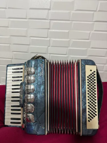 Acordeon Scandalli 80 baixos azul.