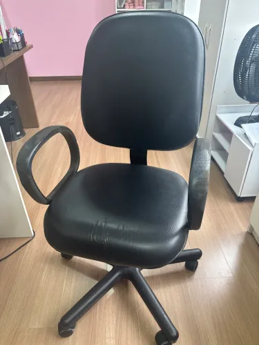 Cadeira para escritório ou home office com rodinhas e suporte para braços 
