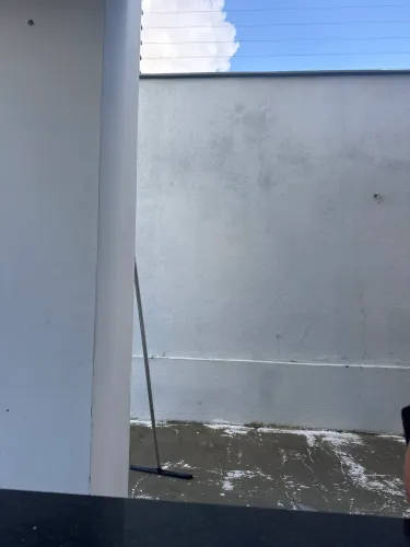 Alugo uma casa com 2 quartos sala cozinha e banheiro e uma área de serviço