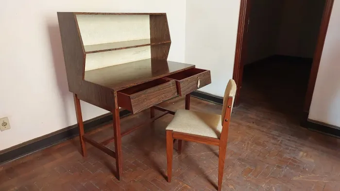Escrivaninha com cadeira