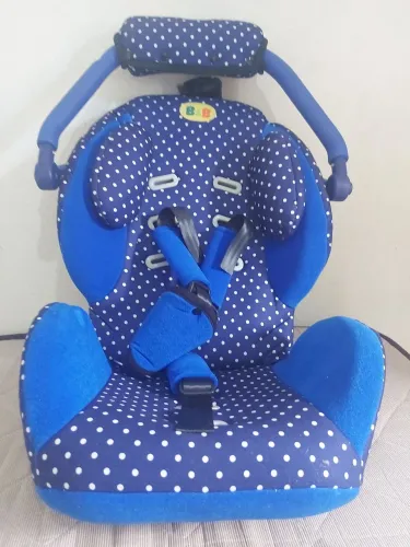 Cadeirinha e assento elevando