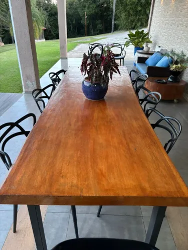 Mesa de madeira maciça