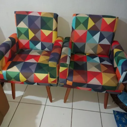 Poltronas de sala reforçadas colorida em bom estado e puf de brinde