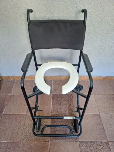 Cadeira de Rodas Higiênica