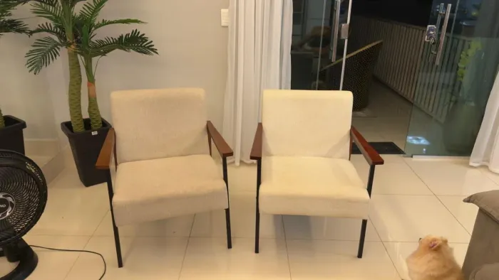 2 poltronas e uma mesa