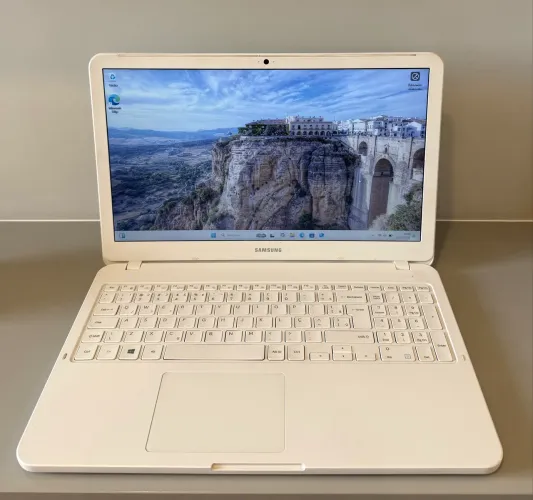 Notebook Samsung i5 8GB SSD 240GB Rápido e Conservado