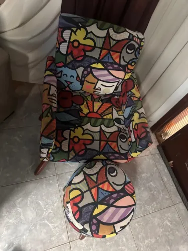 Conjunto poltrona + puff Romero Brito