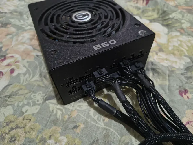 Fonte e evga 850w modular não sei se esta com defeito não testei 