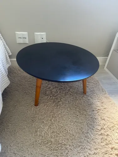 Mesa de centro preta com estrutura de madeira