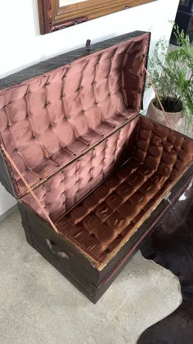 Baú antigo - latão estampado.