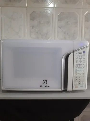 Micro-ondas Electrolux MEP41, 31L, 127V, com display falhando mas não interfere nada 