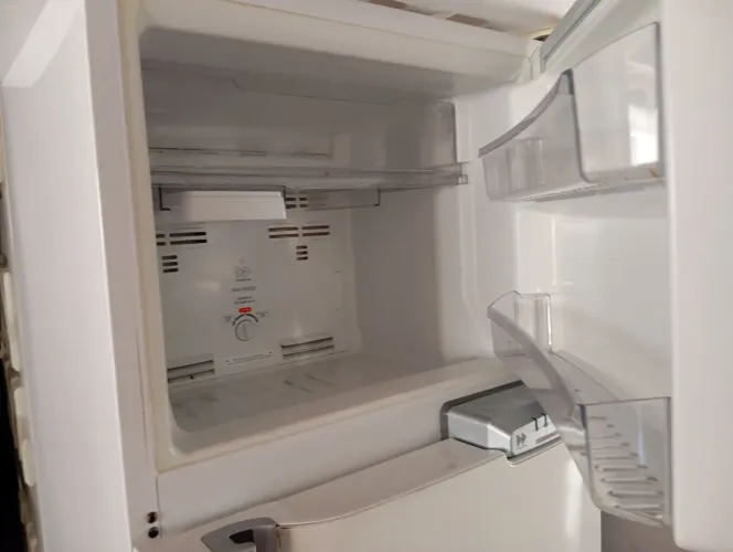 Vende-se uma geladeira com defeito