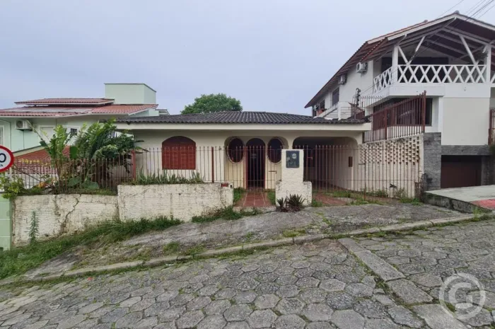 Casa ampla e bem localizada no bairro Trindade, Florianópolis