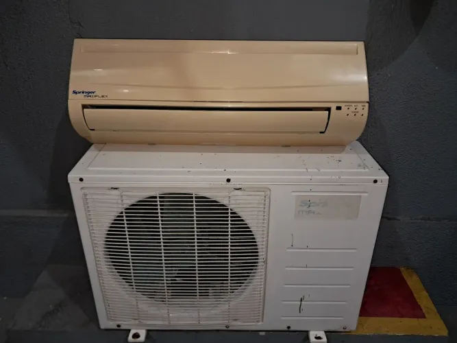 SPLIT SPRINGER CARRIER DE 12000 BTUS , 220VOLTS GÁS R 22.