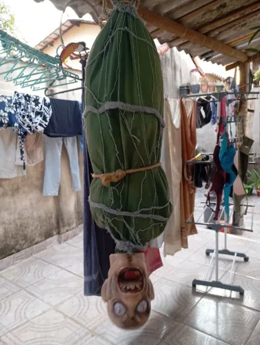 Boneco halloween enforcado que se move e emite son