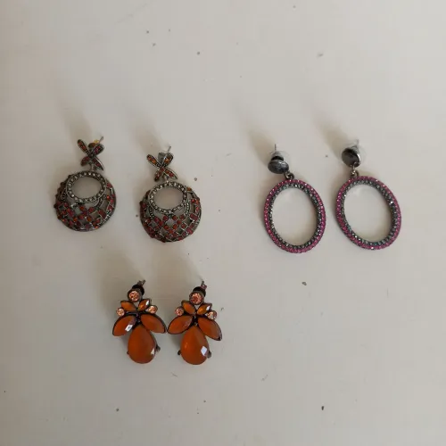 Trio de brincos em pedraria