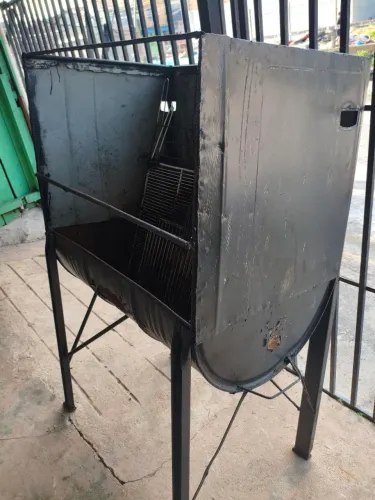 Churrasqueira reforçada.